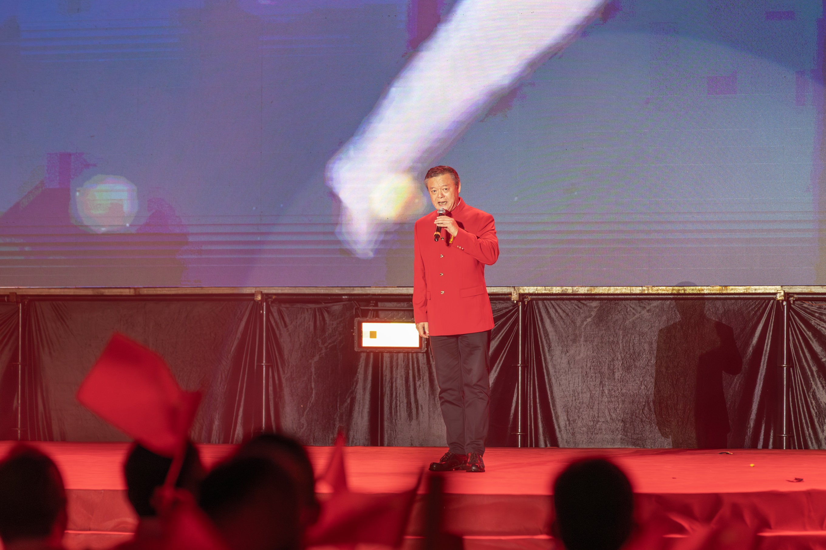 國(guó)家一級(jí)演員、男高音歌唱家周琦深情演唱《把一切獻(xiàn)給黨》。（攝影：杜海洪）.jpg